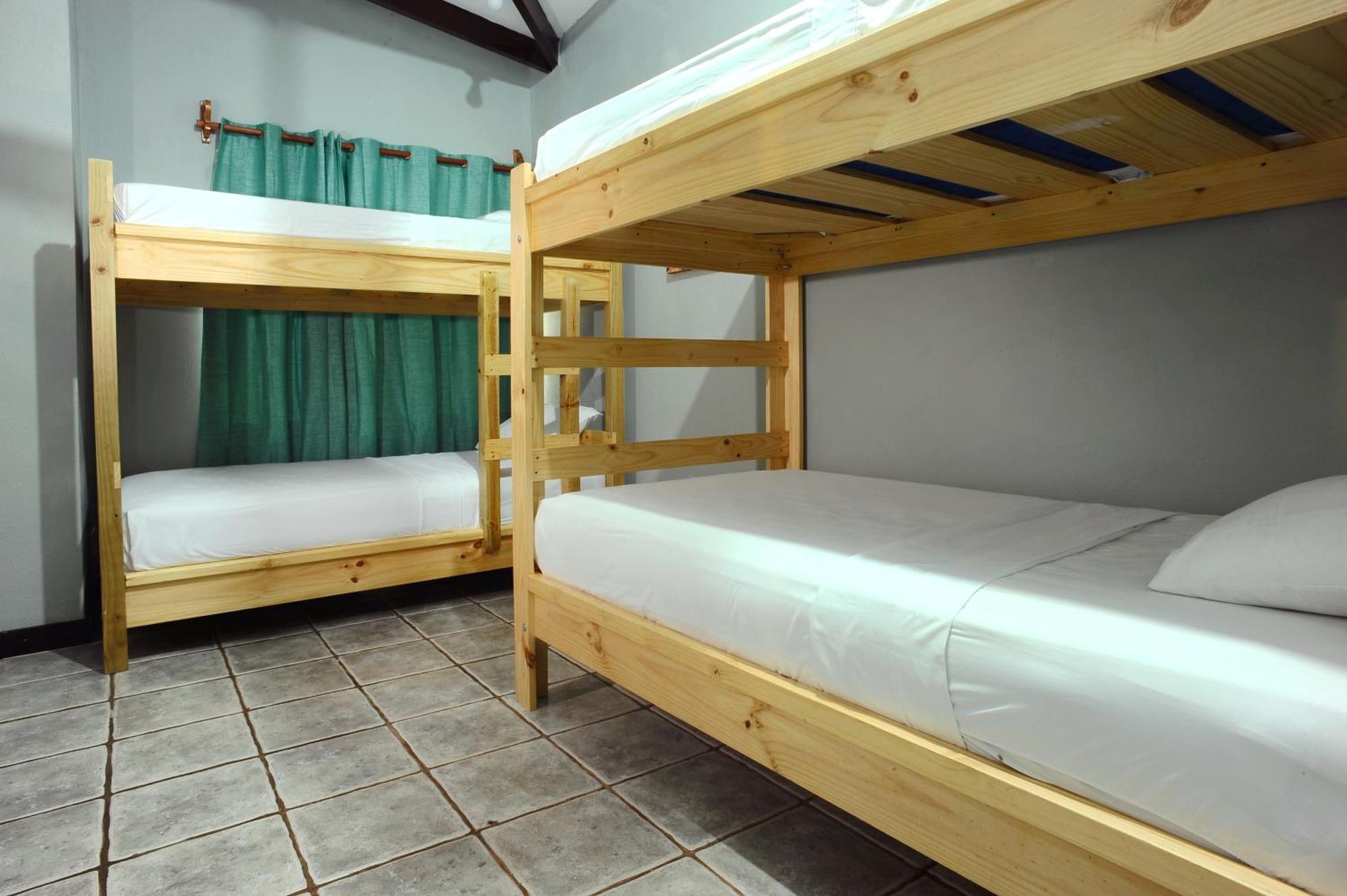 Private Fully Furnished Home At Wide Mouth Frog Hostel Quepos Exterior foto